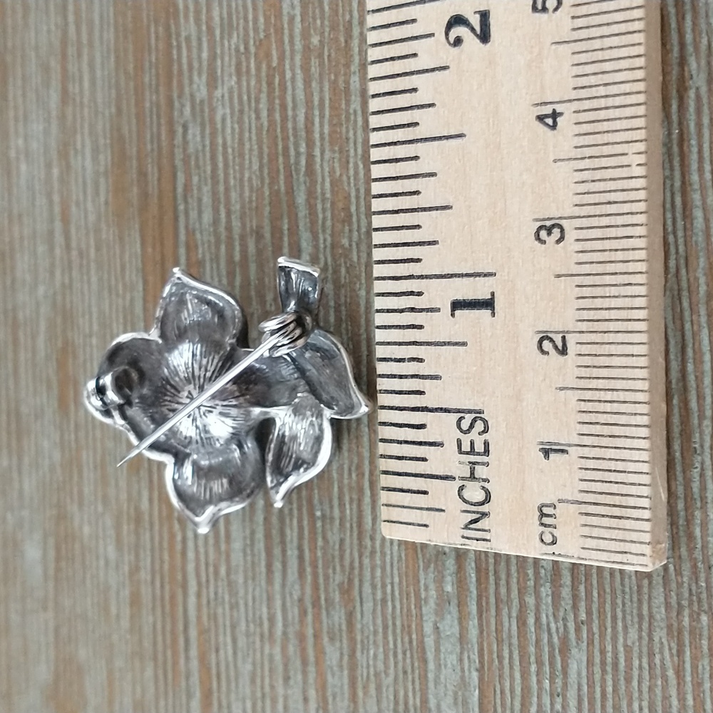 Beautiful Silvertone and Pearl Brooch - Picture 3 of 4